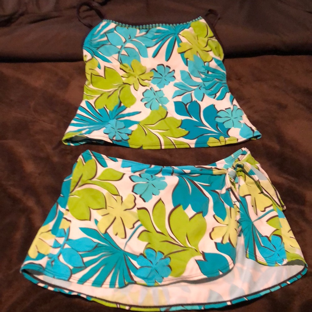 Floral size medium 2 piece tankini bathing suit